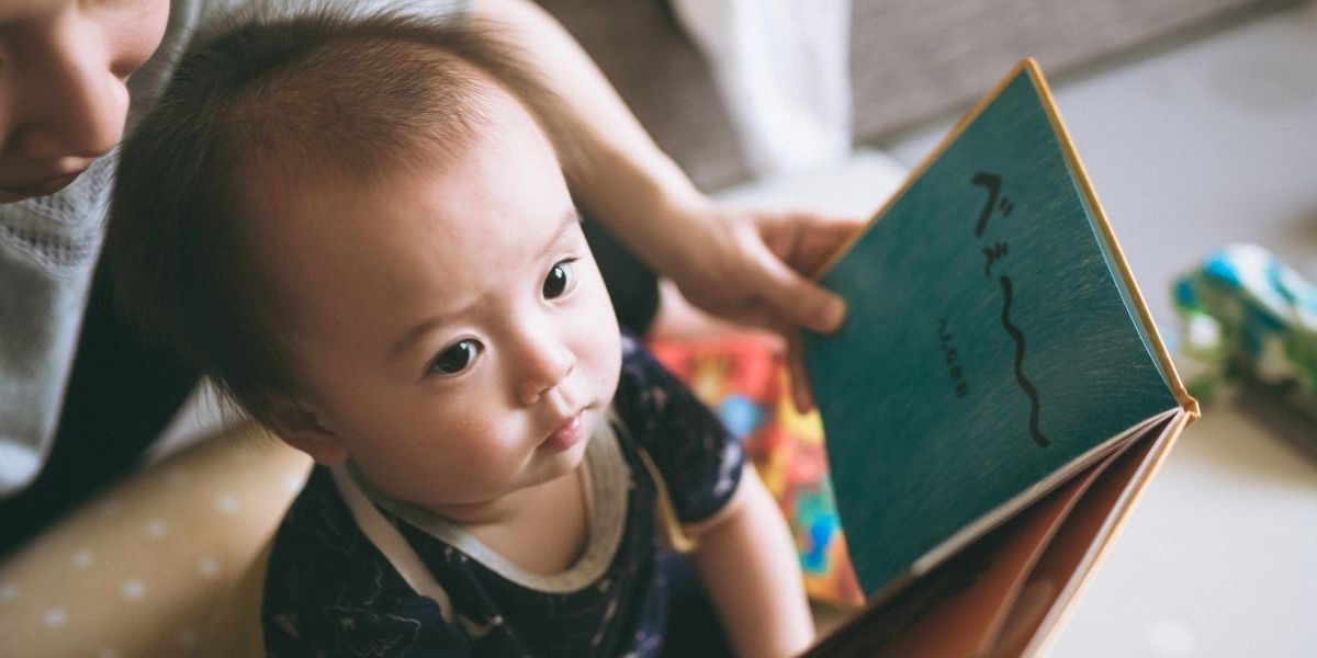 親が子どもを優しく抱きしめている温かい家族の風景